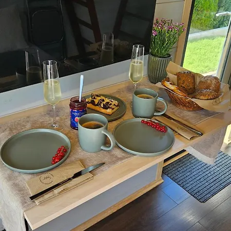 Bohnapartments-Hoimbracht Eggenthal-Tiny Houses-Parkplatz-Mit Hund Eggenthal