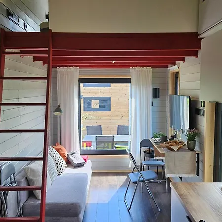 Bohnapartments-Hoimbracht Eggenthal-Tiny Houses-Parkplatz-Mit Hund