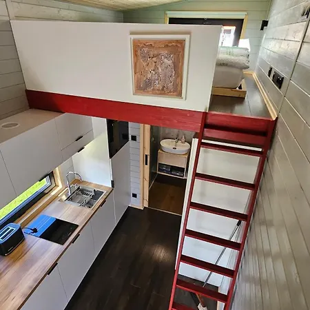 Bohnapartments-Hoimbracht Eggenthal-Tiny Houses-Parkplatz-Mit Hund