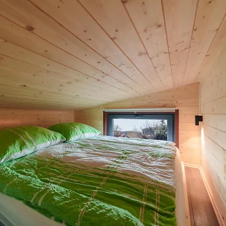 Bohnapartments-Hoimbracht Eggenthal-Tiny Houses-Parkplatz-Mit Hund