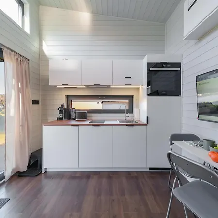 Bohnapartments-Hoimbracht Eggenthal-Tiny Houses-Parkplatz-Mit Hund Eggenthal