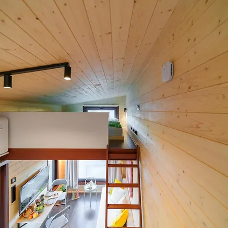 Bohnapartments-Hoimbracht Eggenthal-Tiny Houses-Parkplatz-Mit Hund