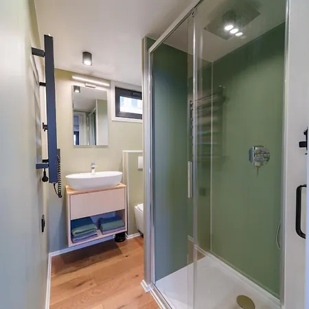 Bohnapartments-Hoimbracht Eggenthal-Tiny Houses-Parkplatz-Mit Hund Eggenthal