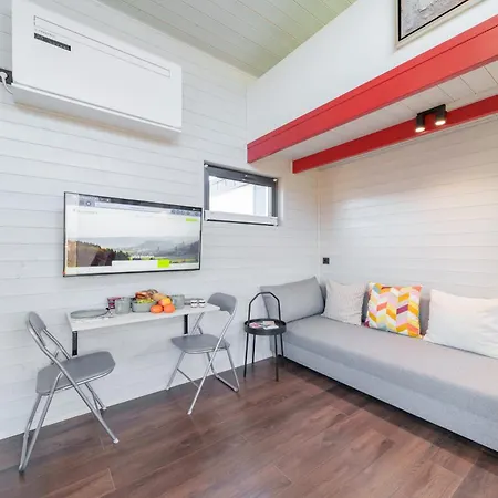 Bohnapartments-Hoimbracht Eggenthal-Tiny Houses-Parkplatz-Mit Hund Eggenthal